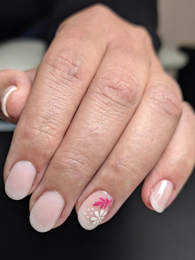 Babyboomer mit weißer Blüte und pinken Blättern