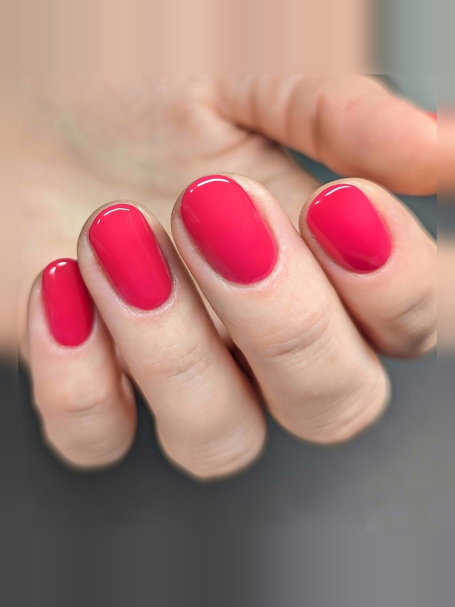 Rote Nägel mit feinen goldenen Steinchen